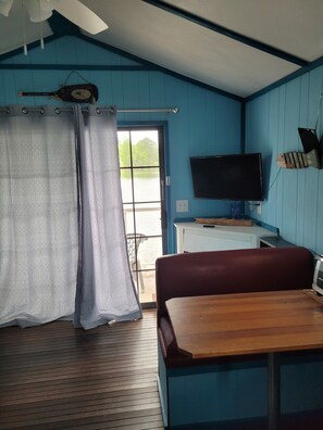 TV, fireplace - Floating Cabin Lake Guntersville Cabin number 118 (Guntersville)