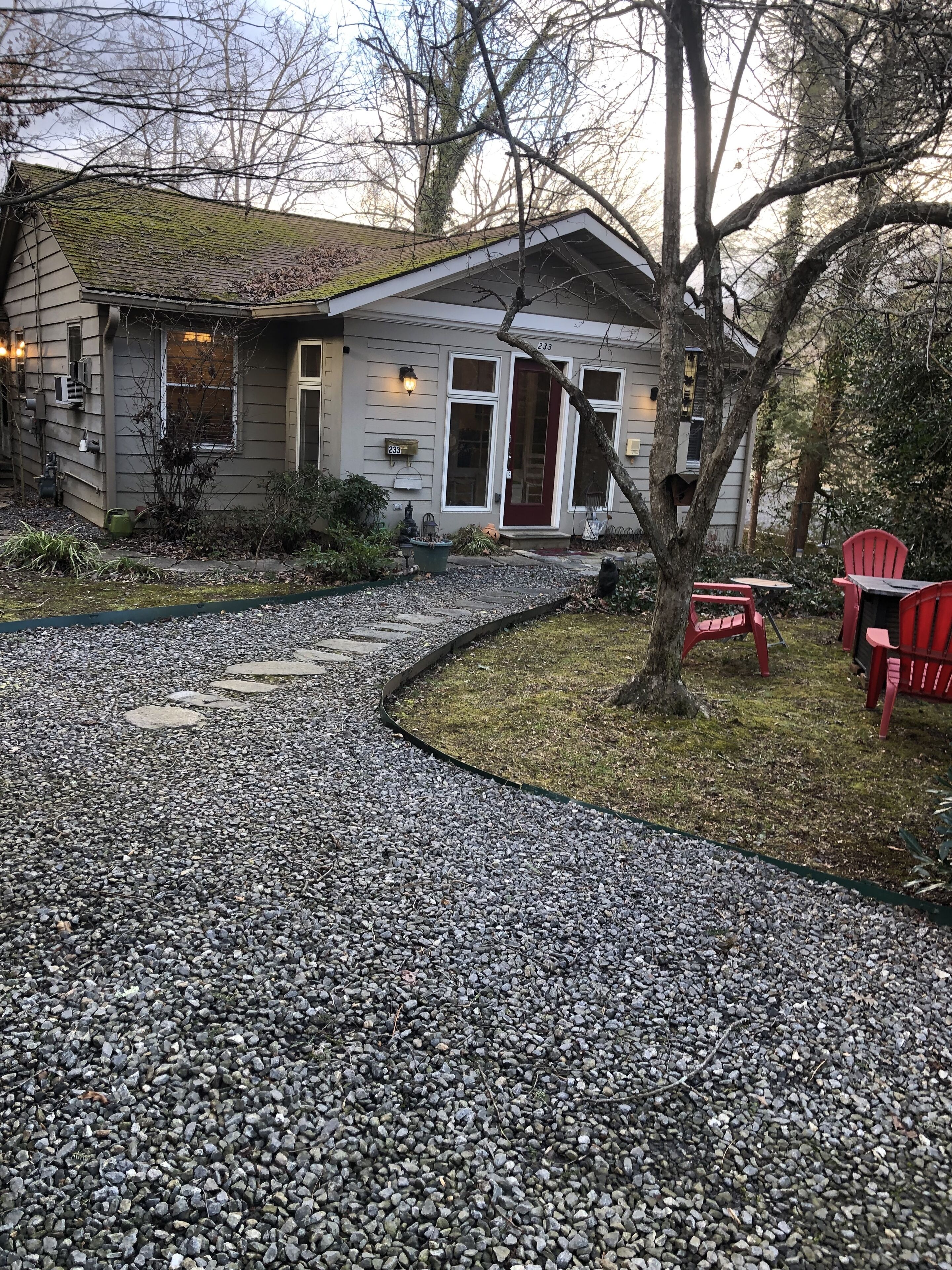 Cozy Vented Gas Fireplace, Close to lake, downtown.