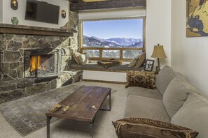 Smart TV y chimenea 