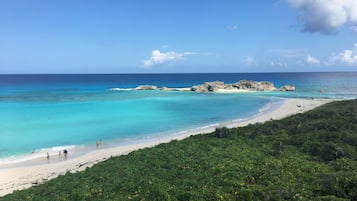 Na praia, espreguiçadeiras, toalhas de praia