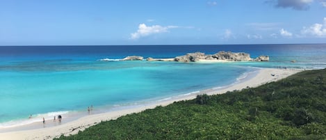En la playa, camastros y toallas de playa