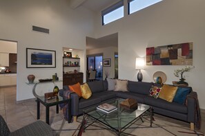 Smart TV, fireplace, books, stereo - SAVE! Luxury PGA West Condo-Mountain Views, 4-Seater Golf Cart, Bikes & More! (La Quinta)