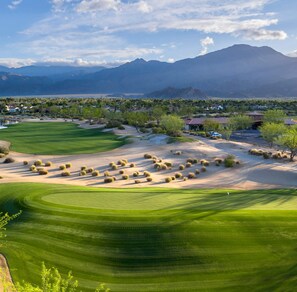Golf - SAVE! Luxury PGA West Condo-Mountain Views, 4-Seater Golf Cart, Bikes & More! (La Quinta)