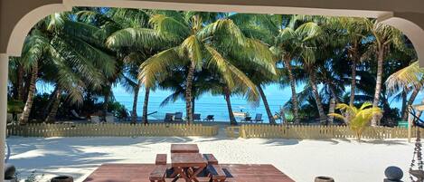 在海滩、白沙、沙滩毛巾