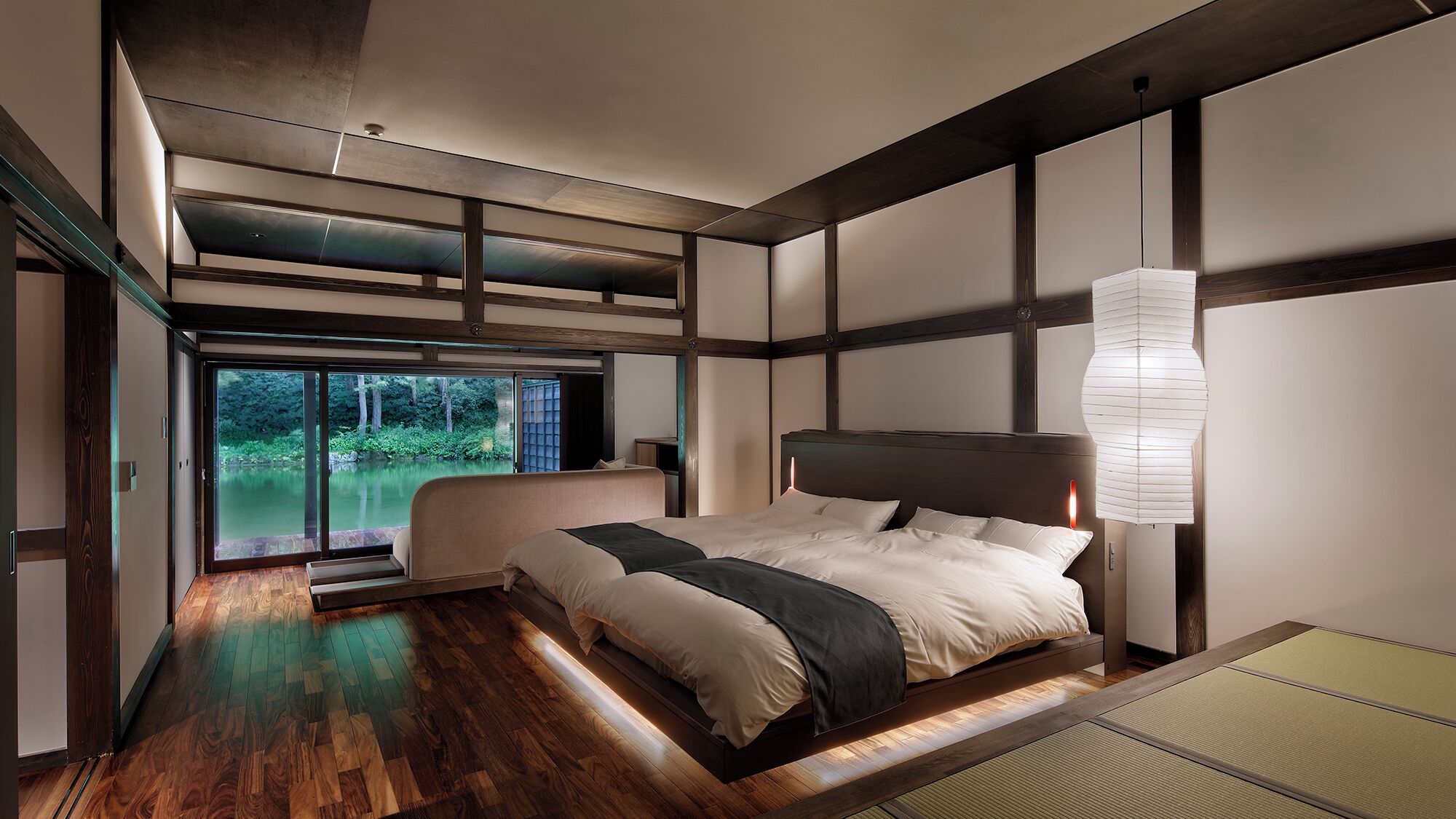 ألحفة محشوة بالريش وخزنة داخل الغرفة وملاءات أسرّة