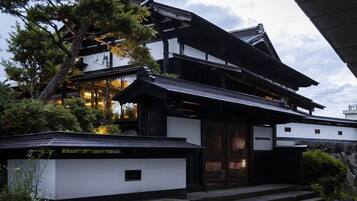 Deluxe House, Non Smoking | Down comforters, in-room safe, bed sheets, wheelchair access