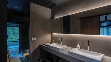 Luxury Villa, Non Smoking | Down comforters, in-room safe, individually decorated, desk
