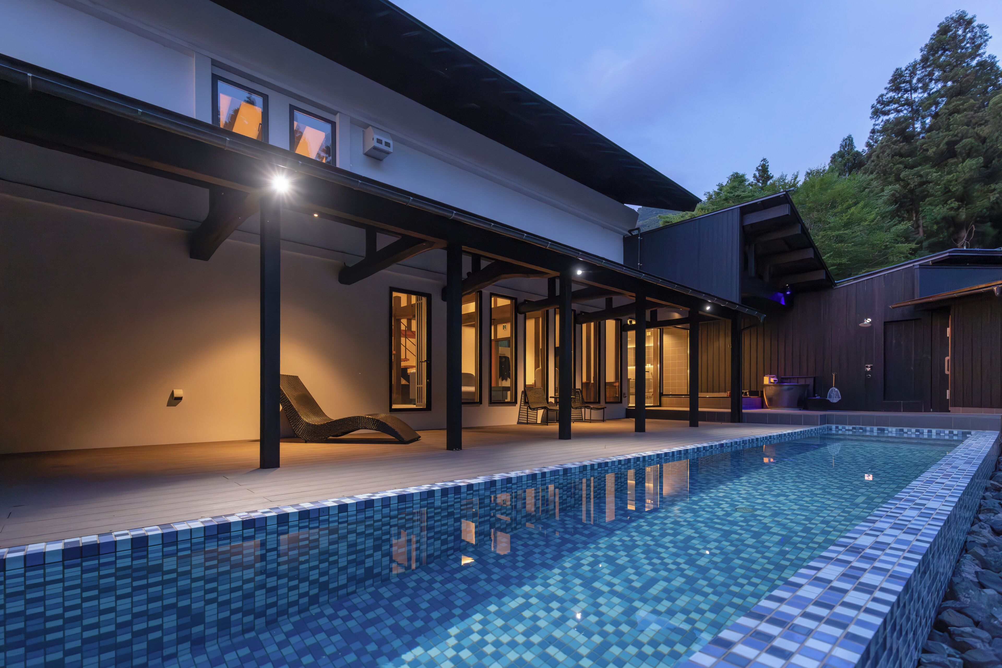 Separate tub and shower, deep soaking tub, free toiletries, hair dryer