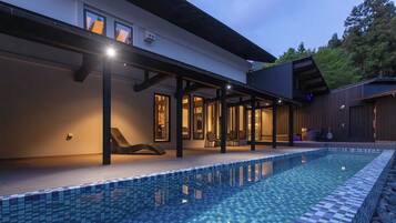 Separate tub and shower, deep soaking tub, free toiletries, hair dryer