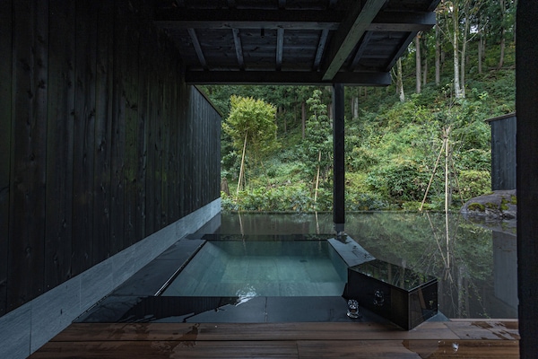 Luxury Villa, Non Smoking | Down comforters, in-room safe, individually decorated, desk