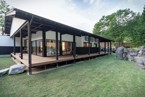 Cubrecamas, caja de seguridad en la habitación y ropa de cama 