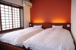 Cubrecamas, caja de seguridad en la habitación y ropa de cama 