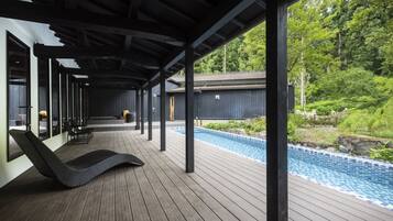 Luxury House | Down comforters, in-room safe, bed sheets, wheelchair access