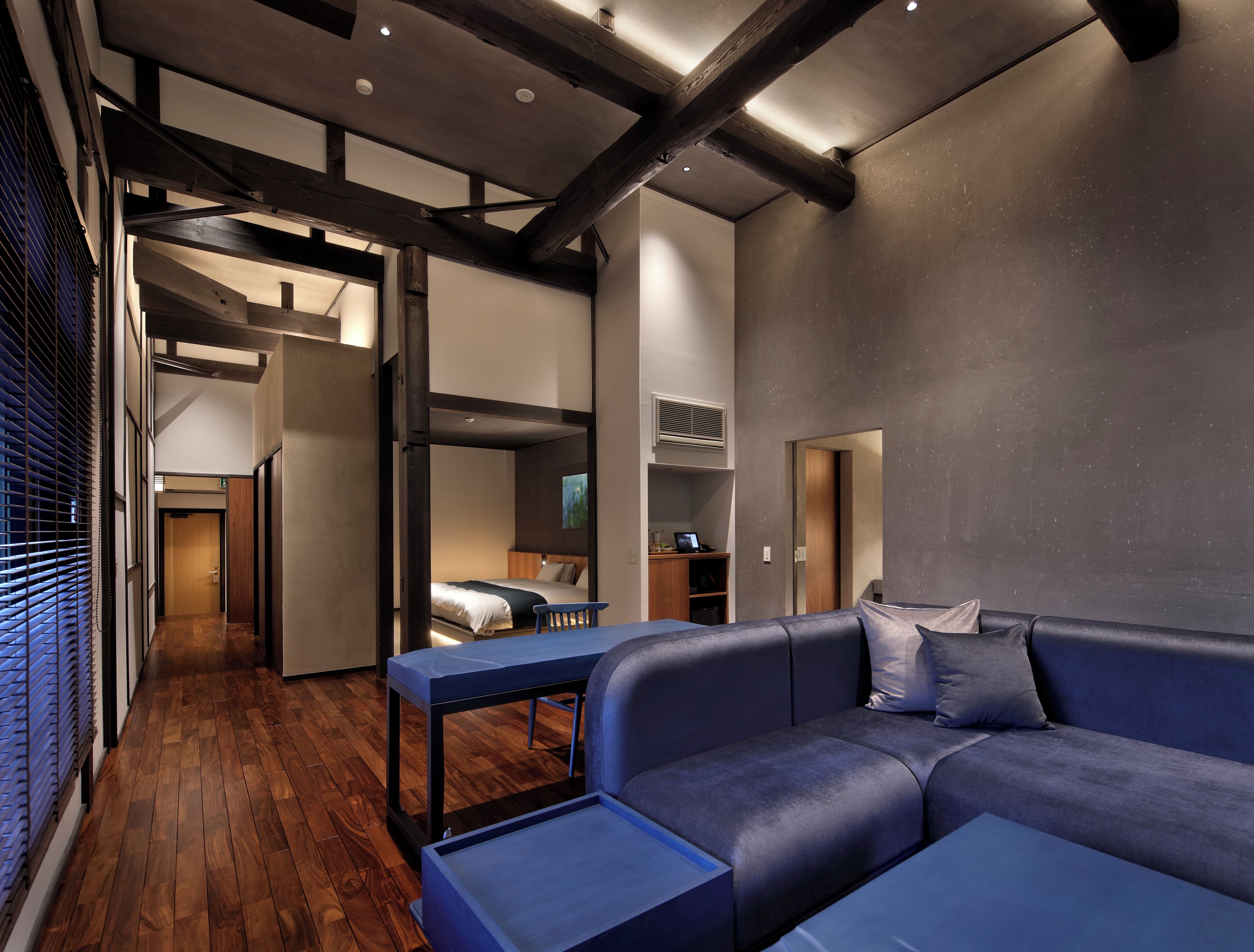 Cubrecamas, caja de seguridad en la habitación y ropa de cama 