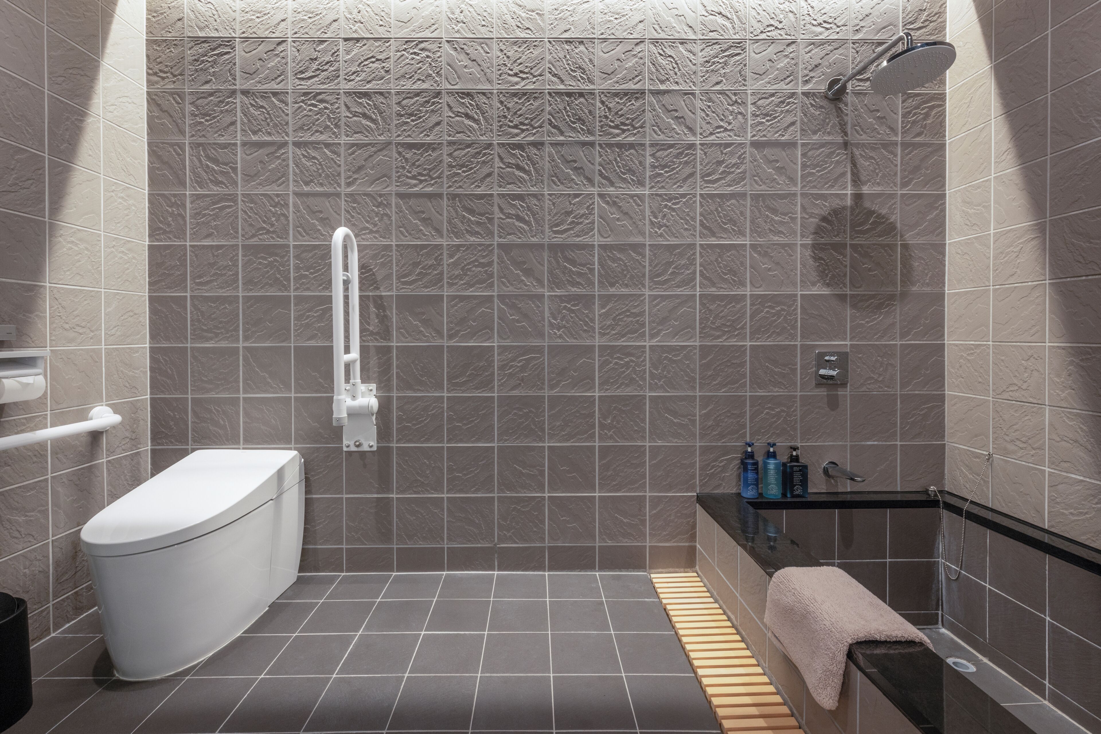 Un baño moderno con inodoro, ducha y lavamanos.
