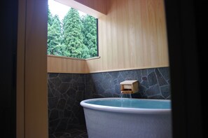 Baignoire et douche séparées, baignoire relaxante profonde