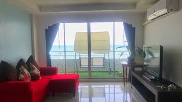 3-Bedroom Beachfront | Khu phòng khách | TV màn hình phẳng