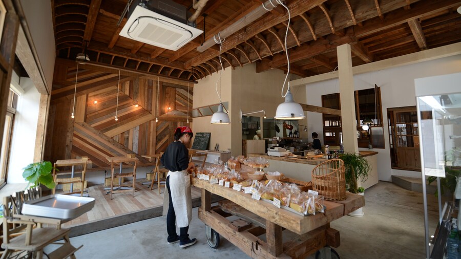 Taketa station hostel cue