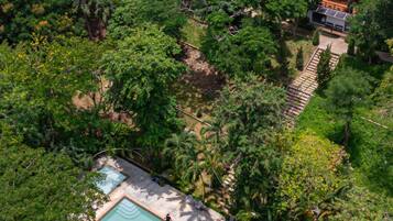 Hồ bơi ngoài trời