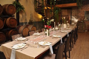 Breakfast, lunch, dinner served; Thai cuisine 