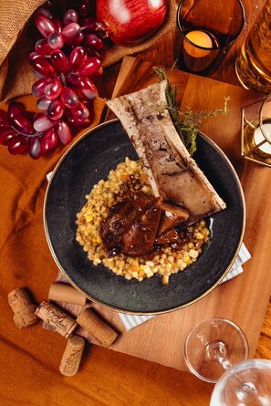 Se sirven desayunos, almuerzos y cenas; cocina tailandesa