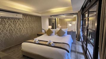 Suite with Mountain View and Bathtub | Premium-sengetøj, minibar, gratis Wi-Fi, sengetøj