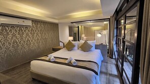 Suite with Mountain View and Bathtub  | Premium bedding, minibar, free WiFi, bed sheets