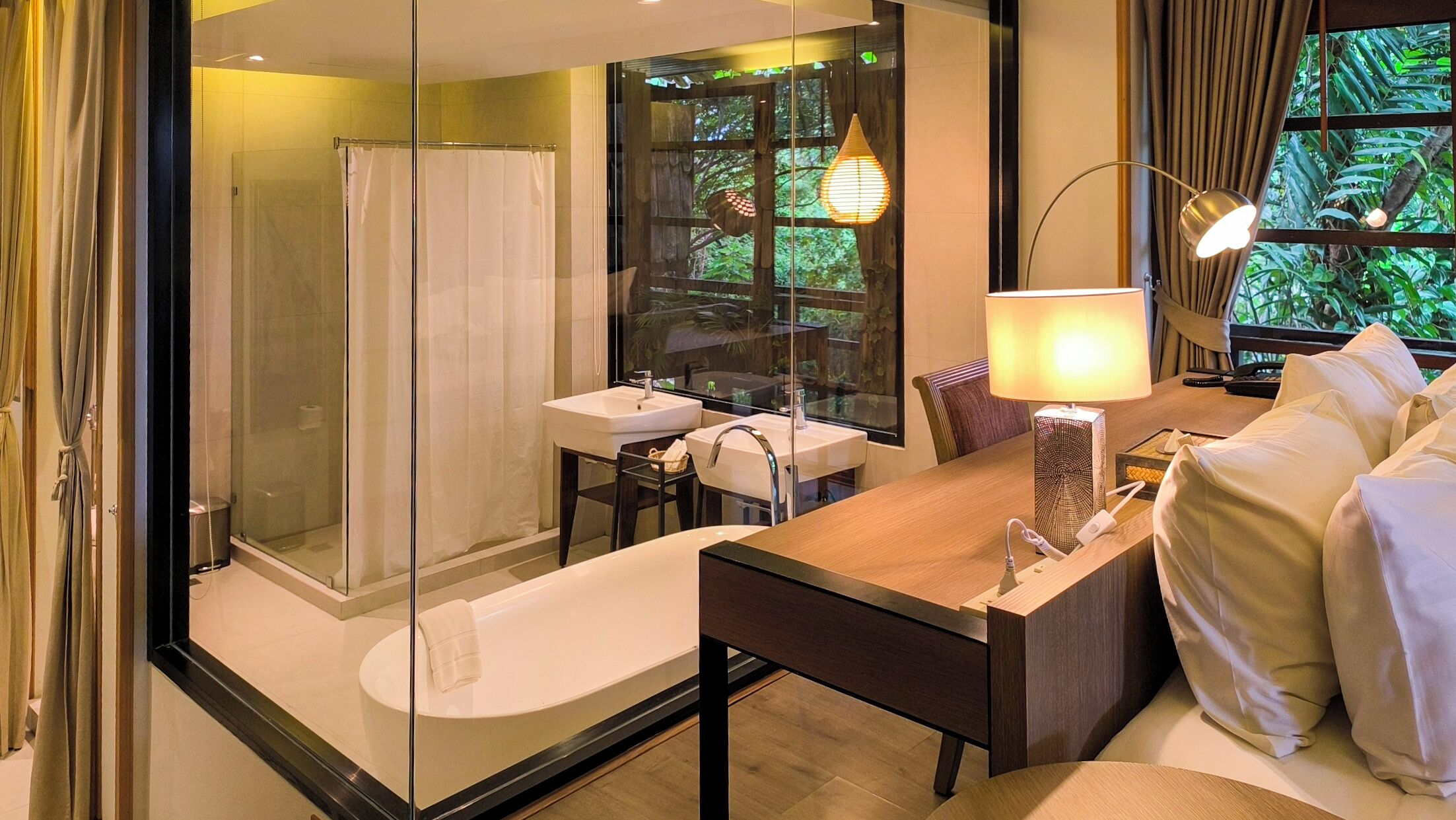 suite with mountain view and bathtub  | 1 bedroom, premium bedding, minibar, free wifi