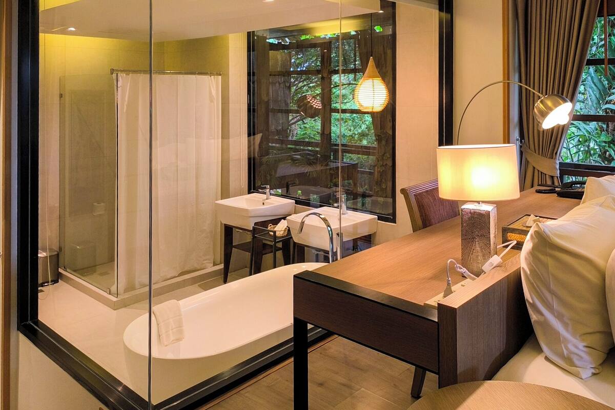 suite with mountain view and bathtub  | 1 bedroom, premium bedding, minibar, free wifi