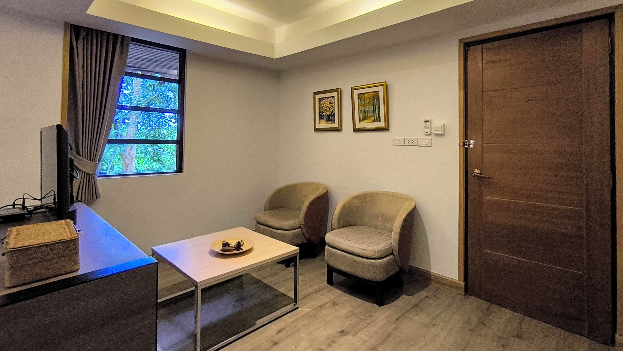 suite with mountain view and bathtub  | living area | 32-inch flat-screen tv with cable channels, tv