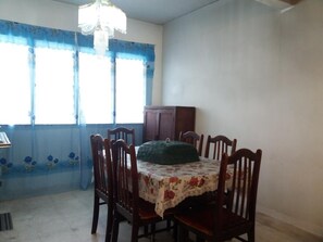 Tủ lạnh, bếp nấu, ấm điện, dụng cụ nấu nướng/bát dĩa/dao nĩa 