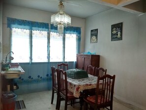 Full-sized fridge, stovetop, electric kettle, cookware/dishes/utensils - Inspira Homestay Melaka (Malacca City)