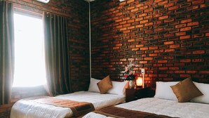 Soundproofing, WiFi (free) - Sunshine Hostel (Hue)