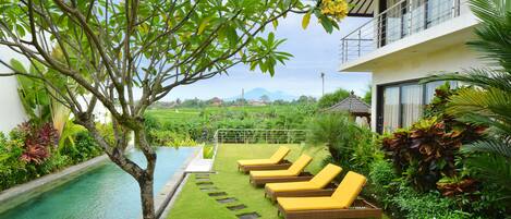 Hồ bơi ngoài trời