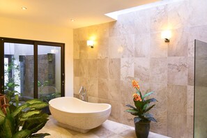 Villa, 4 Bedrooms | Deep soaking bathtub