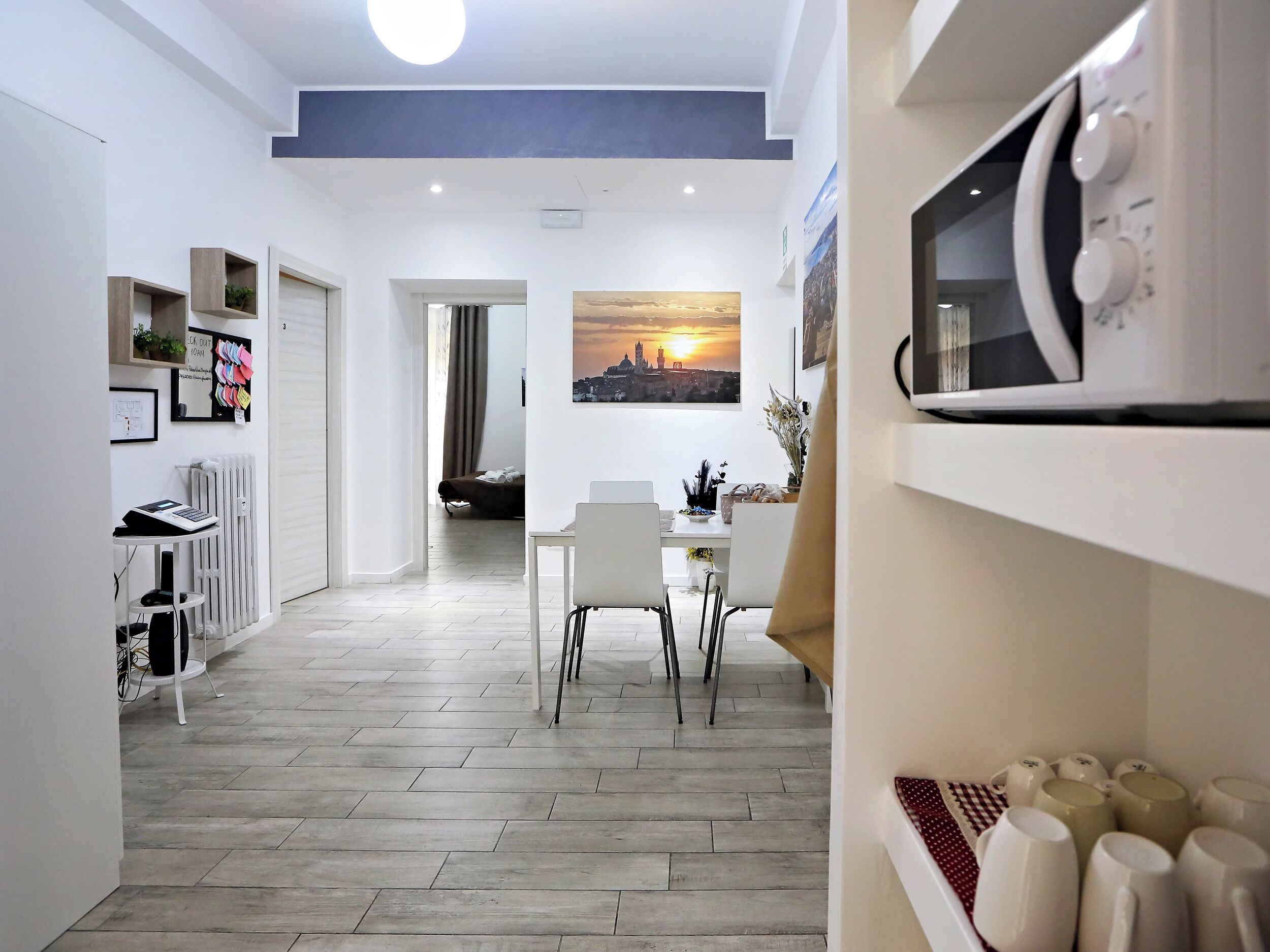 Een microgolfoven, een espressoapparaat