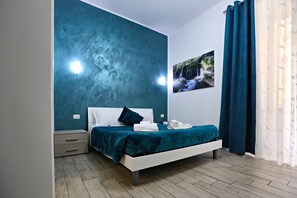 Down duvets, pillow-top beds, free minibar items, desk - Relais Villa Borghese (Rome)