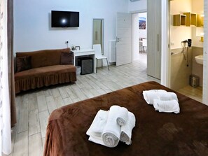 Habitación doble, baño en la habitación (Family) | Edredón, camas con pillow-top y artículos del minibar gratis