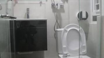 Regadera, amenidades de baño gratuitas, secadora de cabello, pantuflas