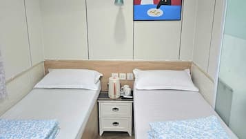 Habitación triple familiar | Wifi gratis, ropa de cama, accesible en silla de ruedas