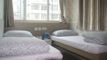 Habitación básica con 2 camas individuales | Wifi gratis, ropa de cama y acceso para silla de ruedas