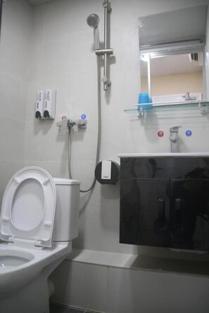 Shower, free toiletries, hair dryer, slippers - K&B Hostel (Kowloon)