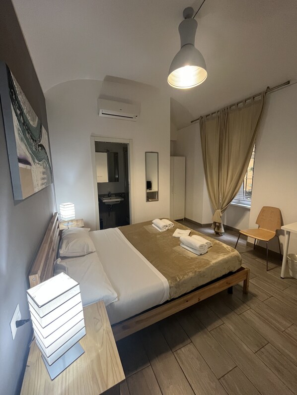 Quarto casal standard, 1 cama de casal | Roupas de cama premium, edredons de pluma, escrivaninha