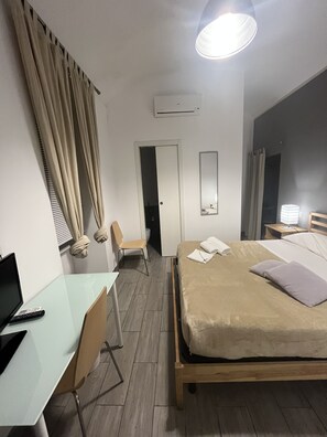 Habitación estándar doble, 1 cama doble | Ropa de cama de alta calidad, edredones de plumas, escritorio