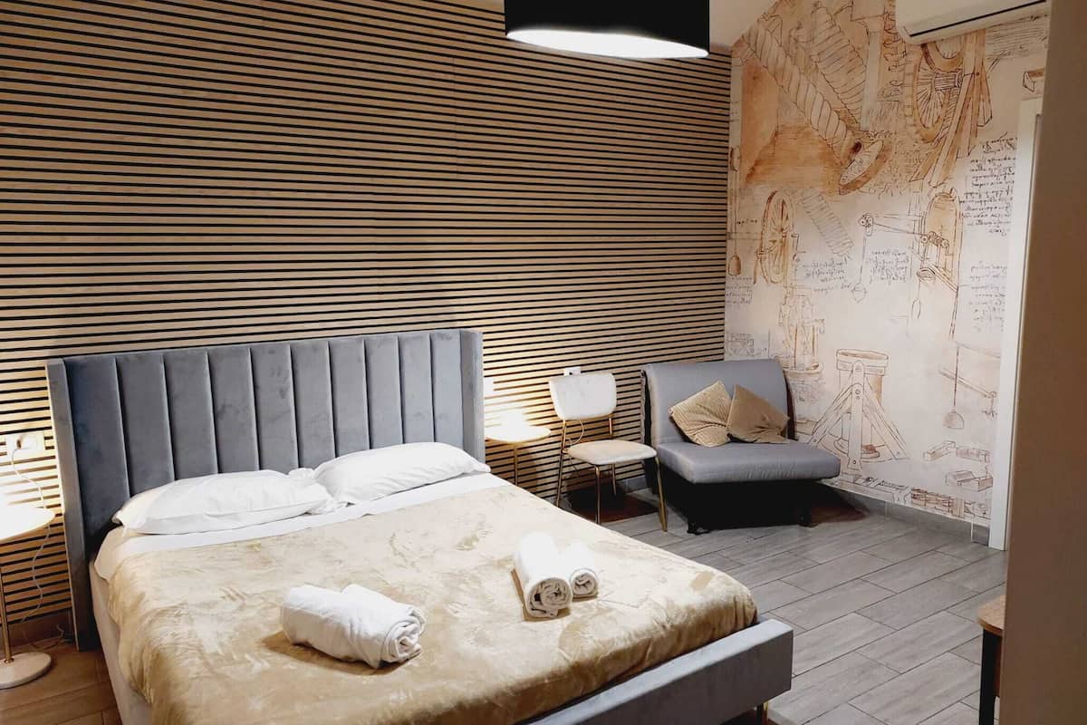 Biancheria da letto di alta qualità, copriletto in piuma, una scrivania