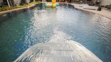 Hồ bơi ngoài trời