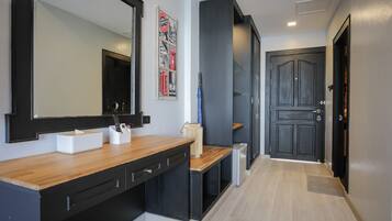 Habitación Deluxe con 1 cama doble o 2 individuales, acceso a la piscina | Caja fuerte, escritorio, espacio para trabajar con un portátil