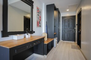 Deluxe-Doppel- oder -Zweibettzimmer, Poolzugang | Zimmersafe, Schreibtisch, laptopgeeigneter Arbeitsplatz