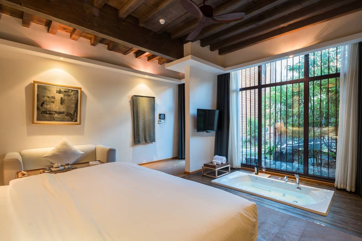Elegant Double Room | Desk, blackout drapes, soundproofing, free WiFi