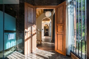 複式大套房 | 浴室 | 淋浴設備、免費梳洗用品、風筒、拖鞋